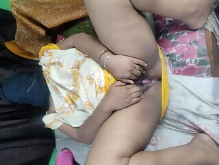 amateur Desi bhabi fingering her hairy pussy in sharee bbw mov